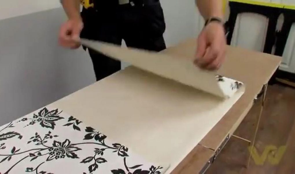 Cara Memasang Wallpaper Dinding Sendiri Dengan Mudah